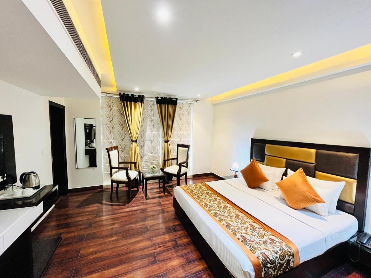 Hotel Aura Ip Grand Karkardooma Metro Station New Delhi Couple Friendly Nova Deli Exterior foto