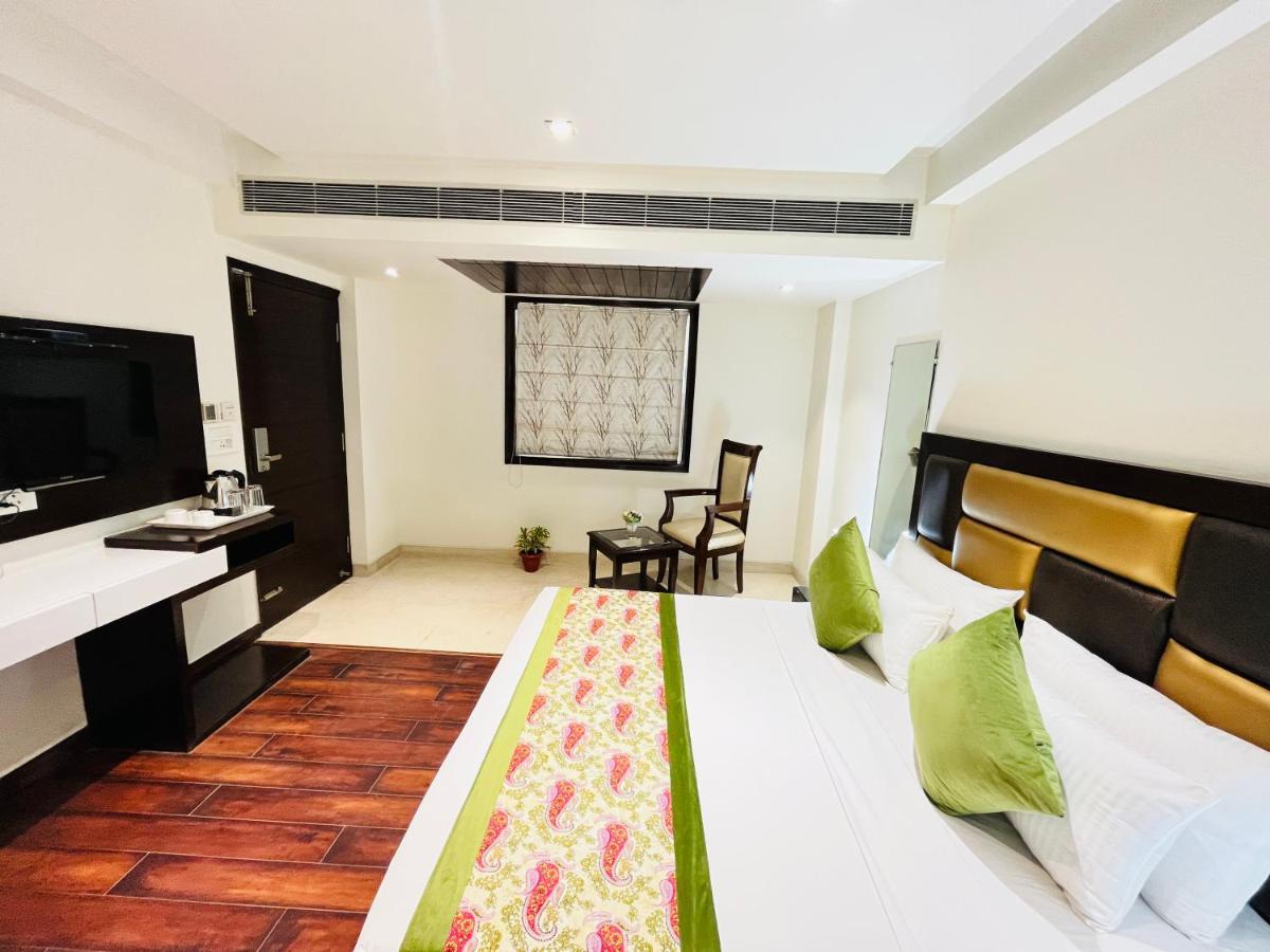 Hotel Aura Ip Grand Karkardooma Metro Station New Delhi Couple Friendly Nova Deli Exterior foto
