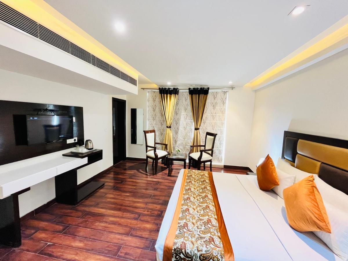 Hotel Aura Ip Grand Karkardooma Metro Station New Delhi Couple Friendly Nova Deli Exterior foto