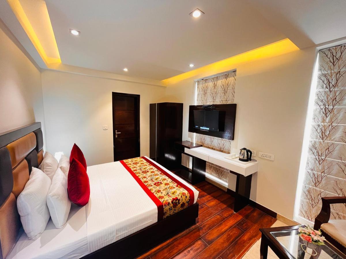 Hotel Aura Ip Grand Karkardooma Metro Station New Delhi Couple Friendly Nova Deli Exterior foto