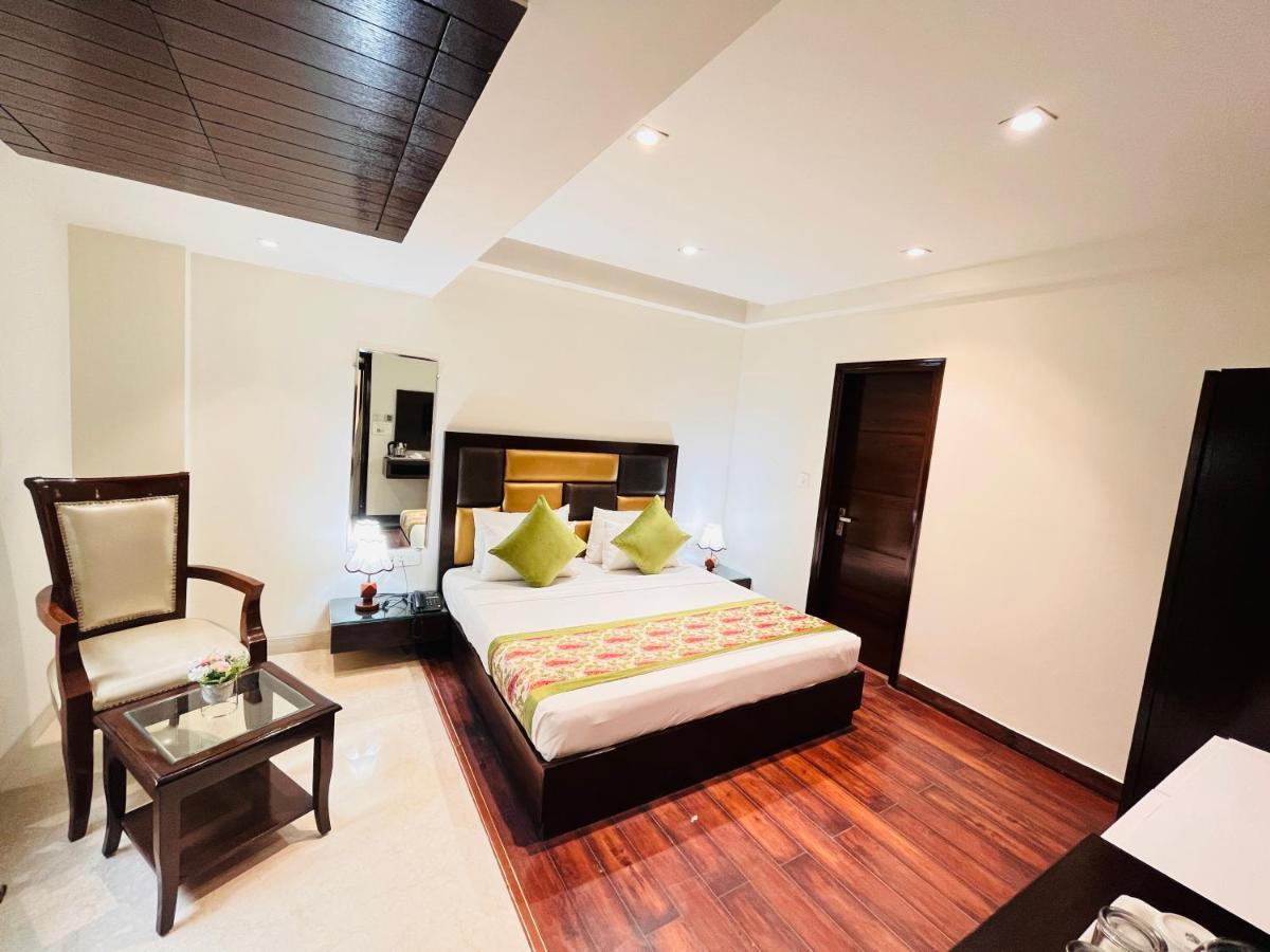 Hotel Aura Ip Grand Karkardooma Metro Station New Delhi Couple Friendly Nova Deli Exterior foto