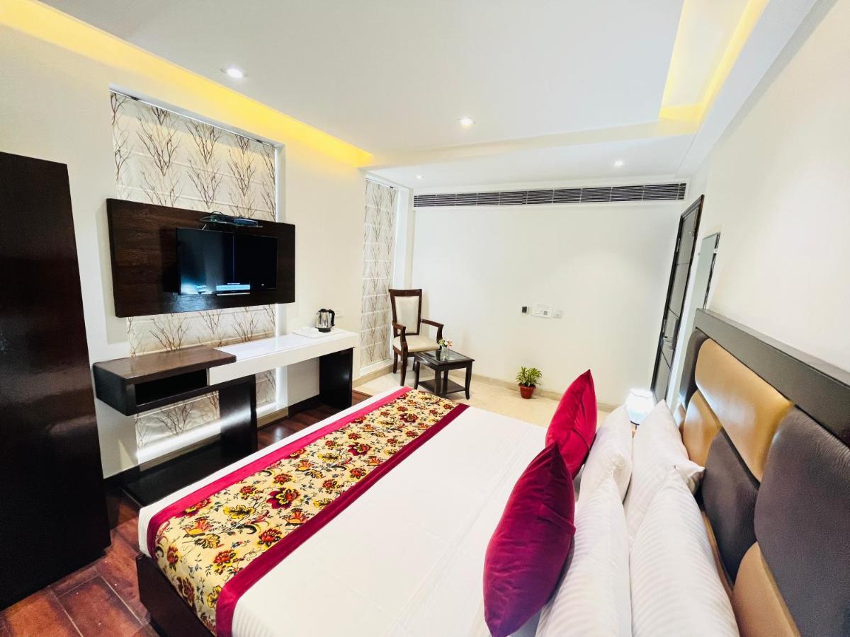 Hotel Aura Ip Grand Karkardooma Metro Station New Delhi Couple Friendly Nova Deli Exterior foto