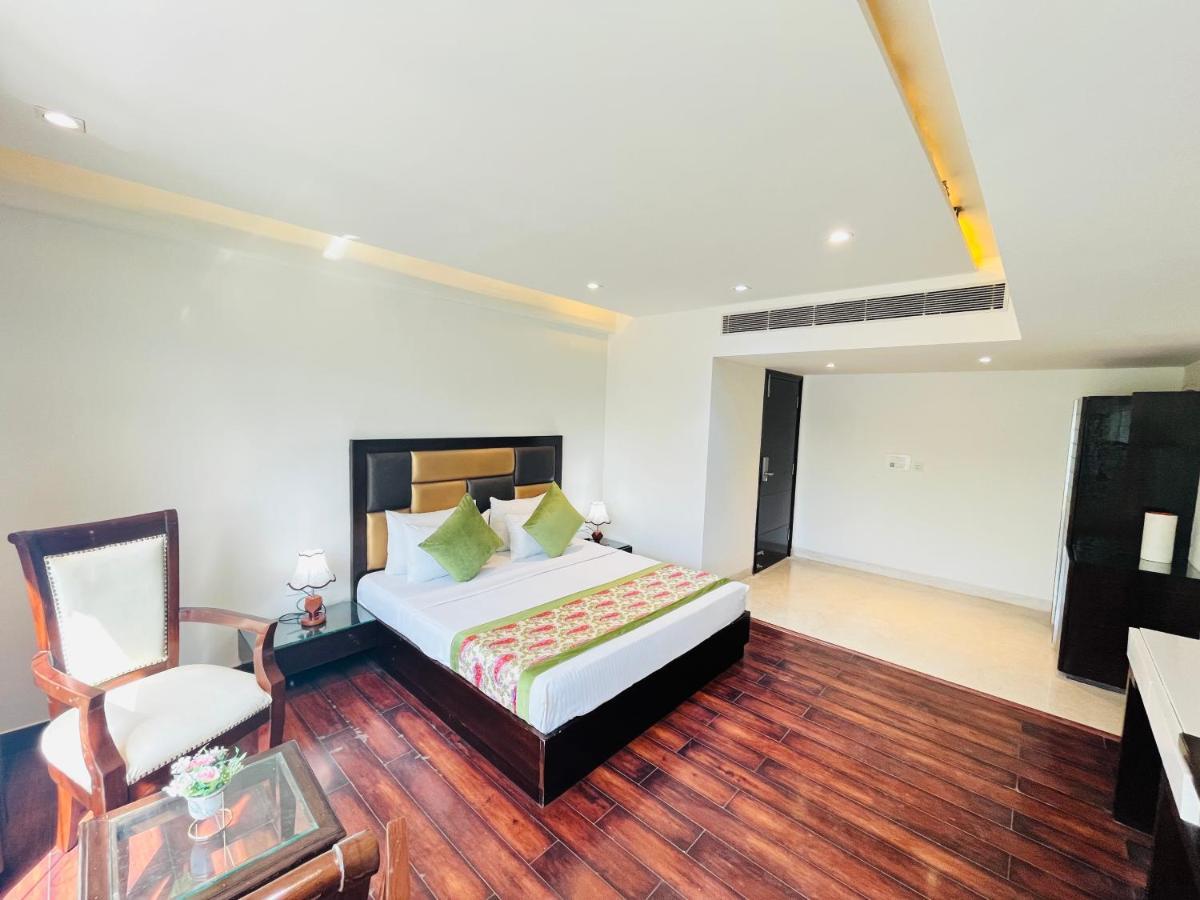 Hotel Aura Ip Grand Karkardooma Metro Station New Delhi Couple Friendly Nova Deli Exterior foto