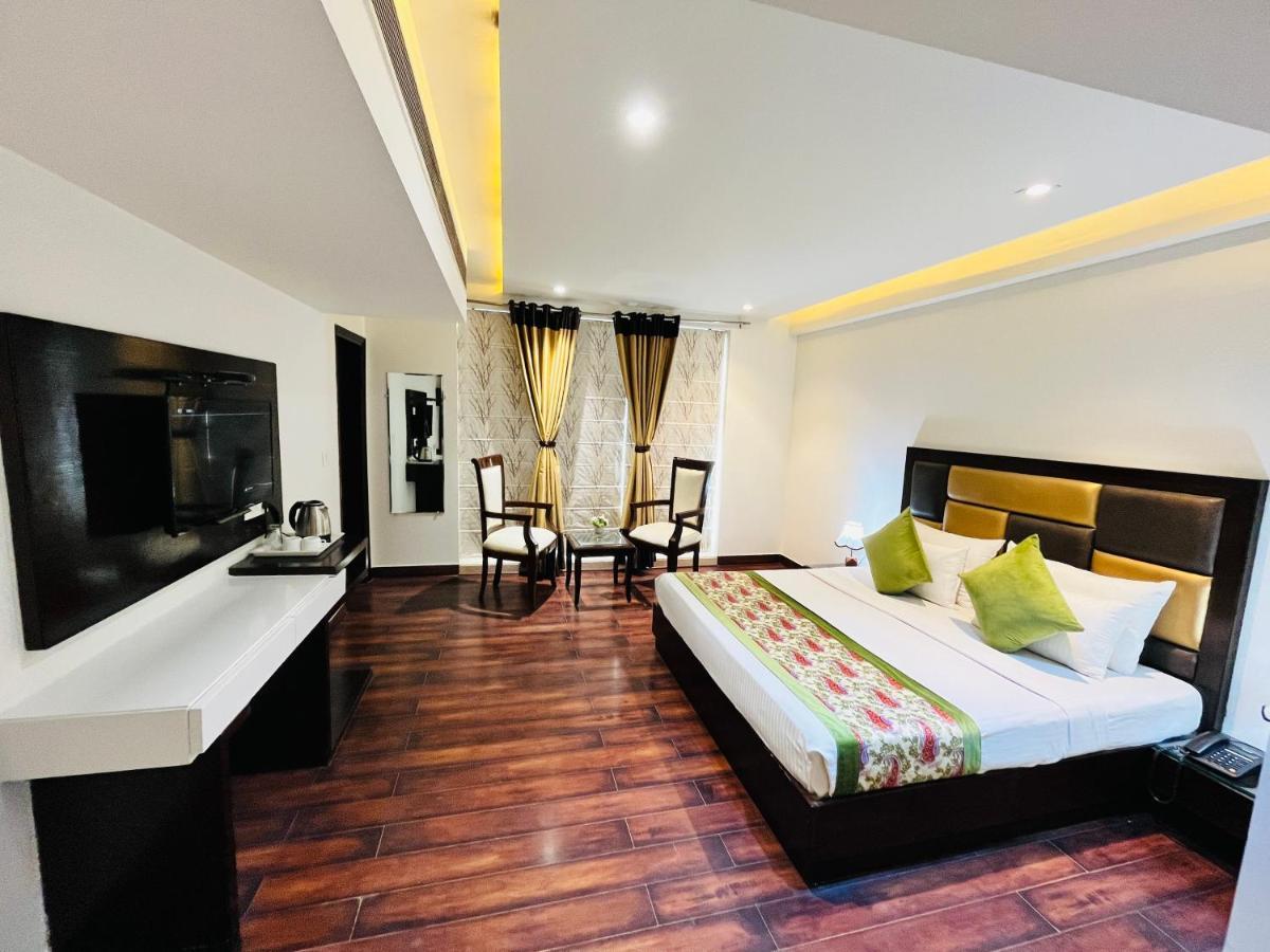 Hotel Aura Ip Grand Karkardooma Metro Station New Delhi Couple Friendly Nova Deli Exterior foto