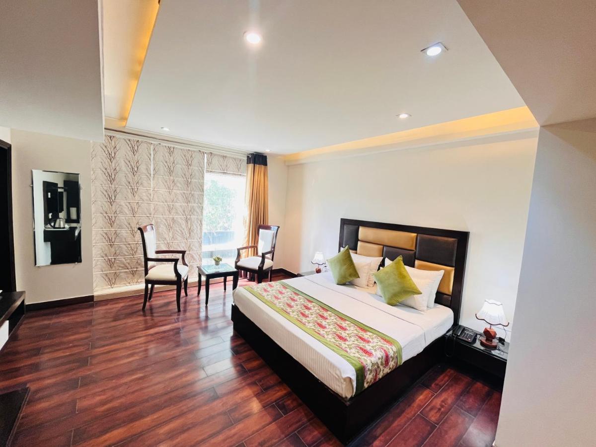 Hotel Aura Ip Grand Karkardooma Metro Station New Delhi Couple Friendly Nova Deli Exterior foto