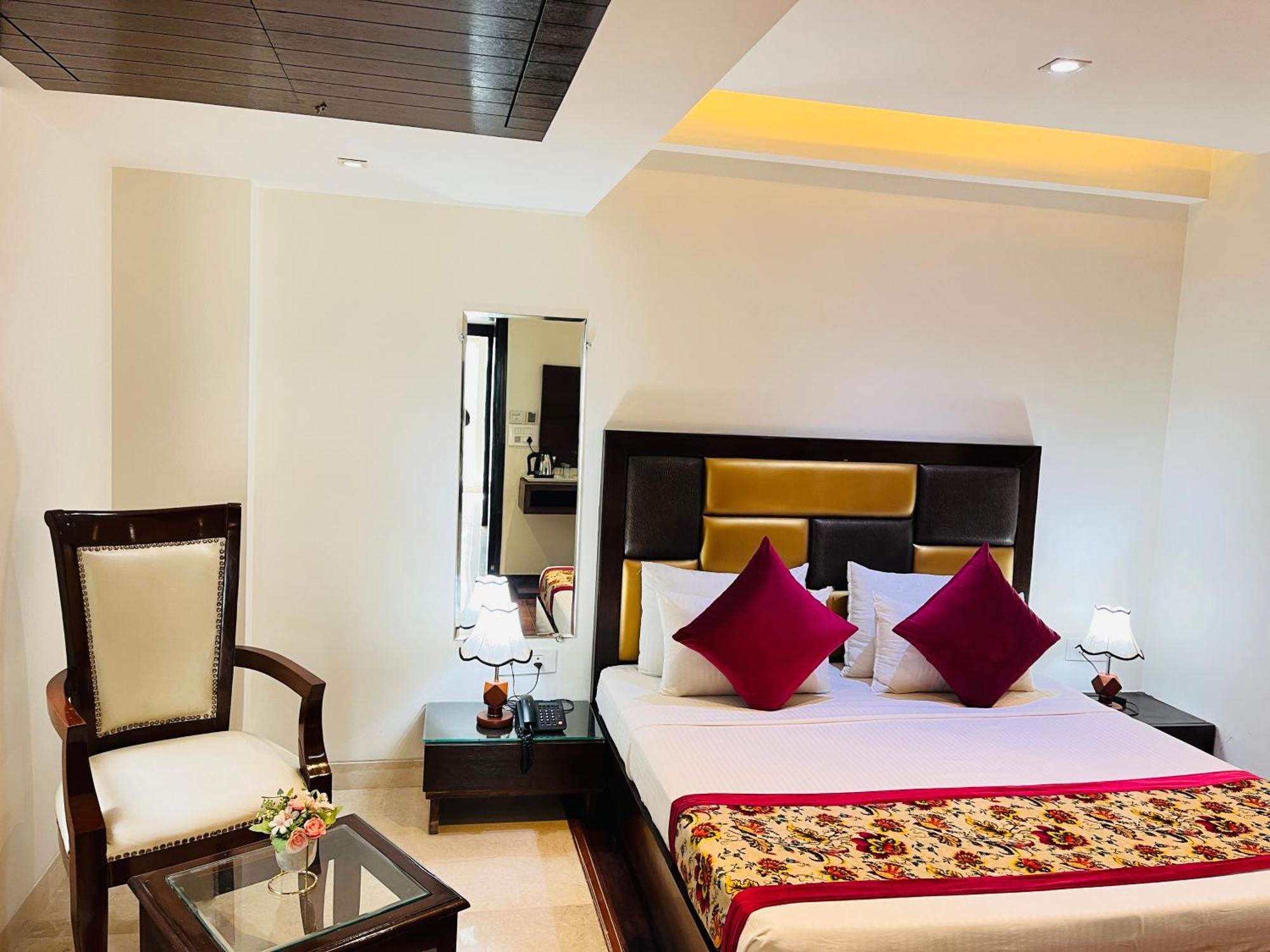 Hotel Aura Ip Grand Karkardooma Metro Station New Delhi Couple Friendly Nova Deli Exterior foto