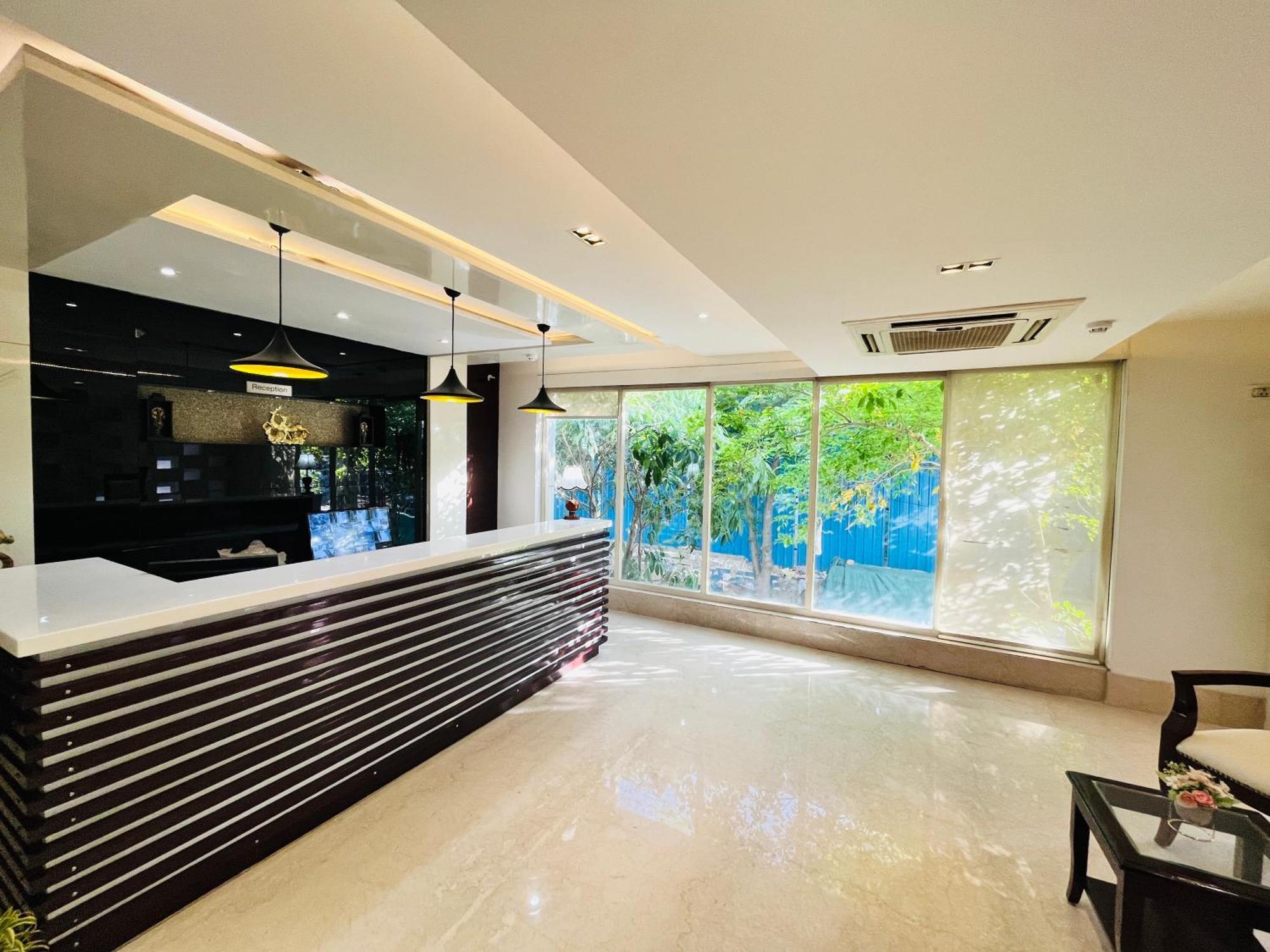 Hotel Aura Ip Grand Karkardooma Metro Station New Delhi Couple Friendly Nova Deli Exterior foto