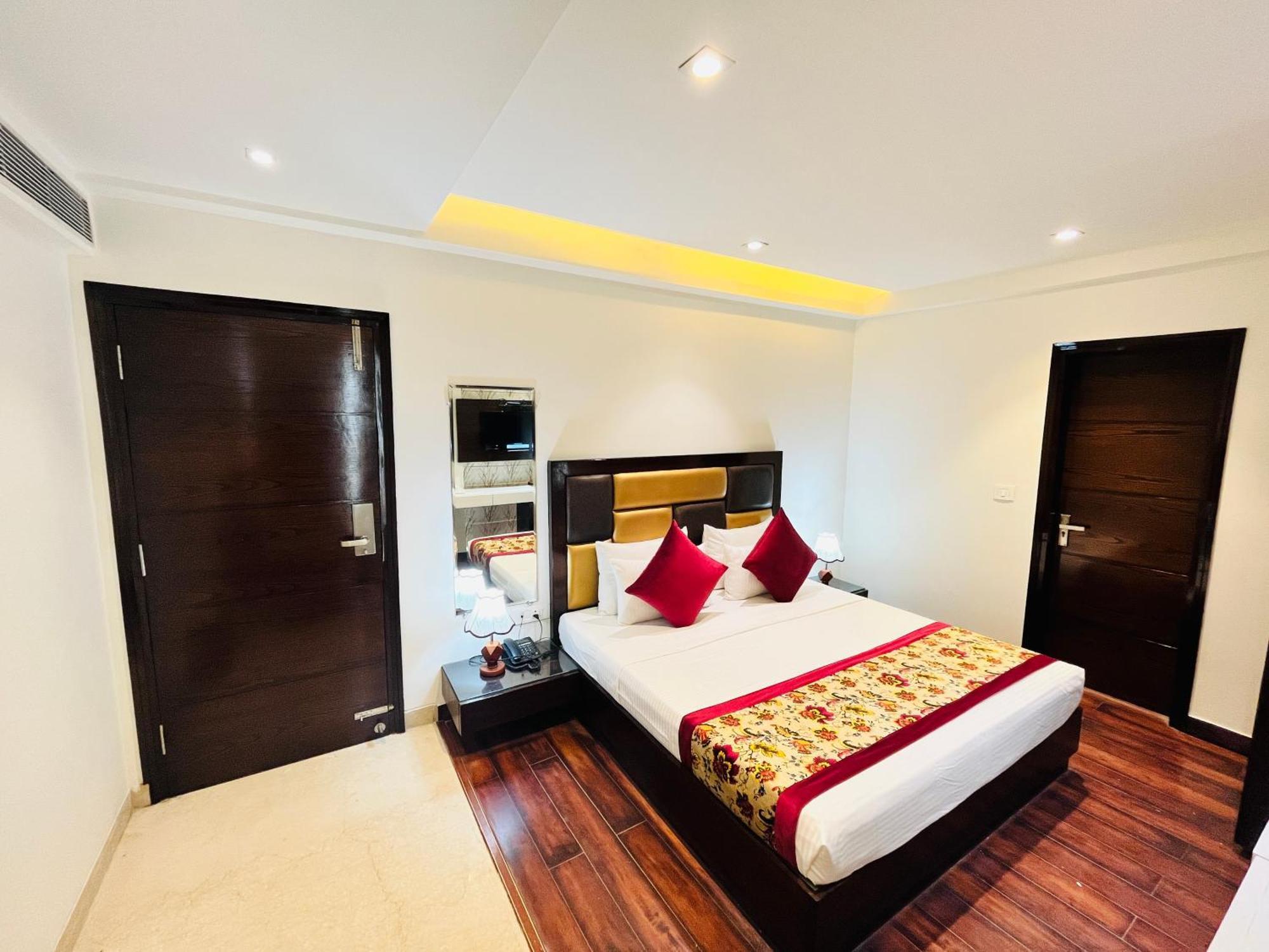 Hotel Aura Ip Grand Karkardooma Metro Station New Delhi Couple Friendly Nova Deli Exterior foto