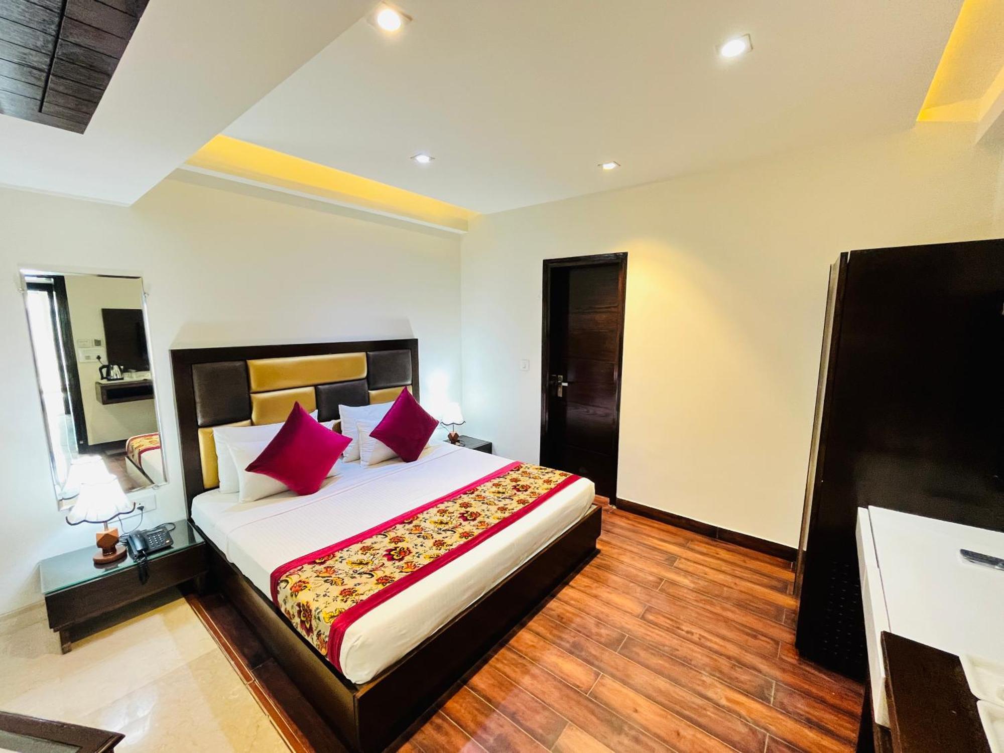 Hotel Aura Ip Grand Karkardooma Metro Station New Delhi Couple Friendly Nova Deli Exterior foto