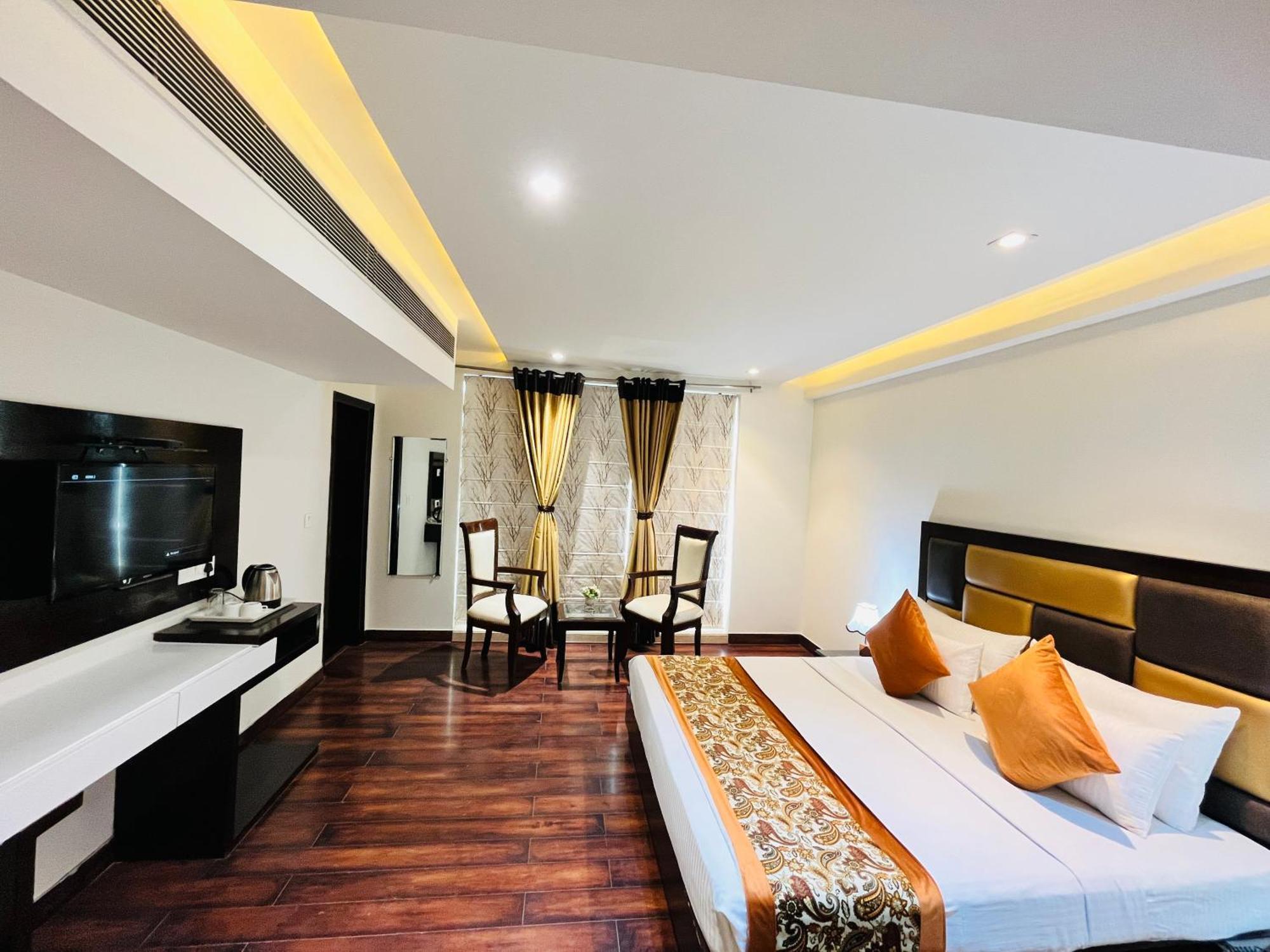 Hotel Aura Ip Grand Karkardooma Metro Station New Delhi Couple Friendly Nova Deli Exterior foto