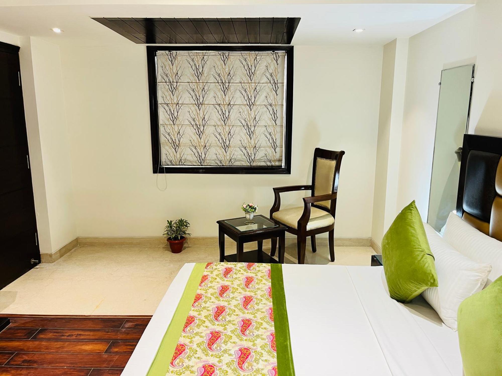 Hotel Aura Ip Grand Karkardooma Metro Station New Delhi Couple Friendly Nova Deli Exterior foto
