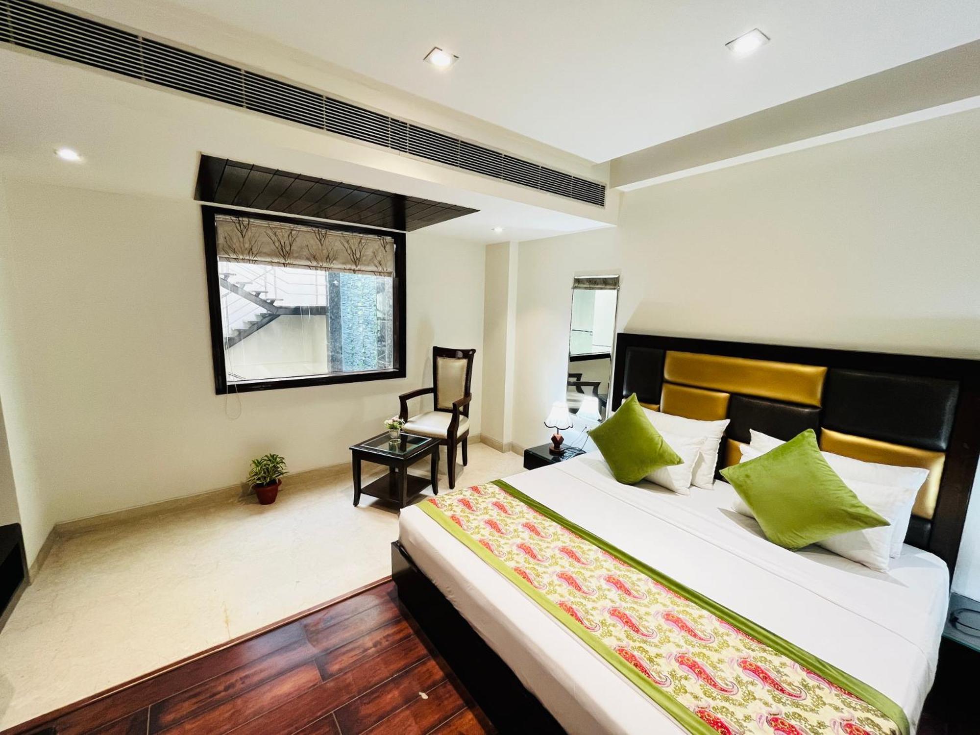 Hotel Aura Ip Grand Karkardooma Metro Station New Delhi Couple Friendly Nova Deli Exterior foto