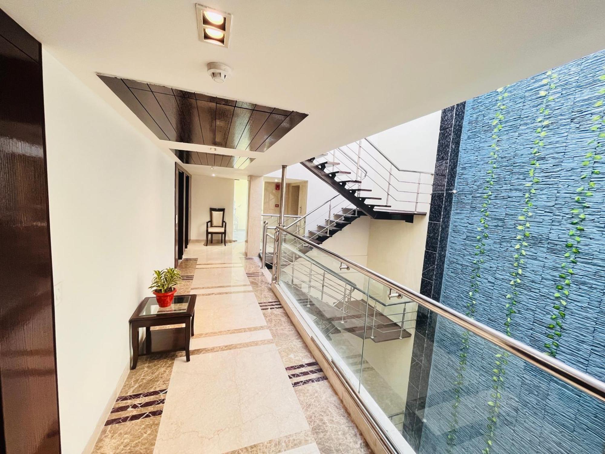 Hotel Aura Ip Grand Karkardooma Metro Station New Delhi Couple Friendly Nova Deli Exterior foto